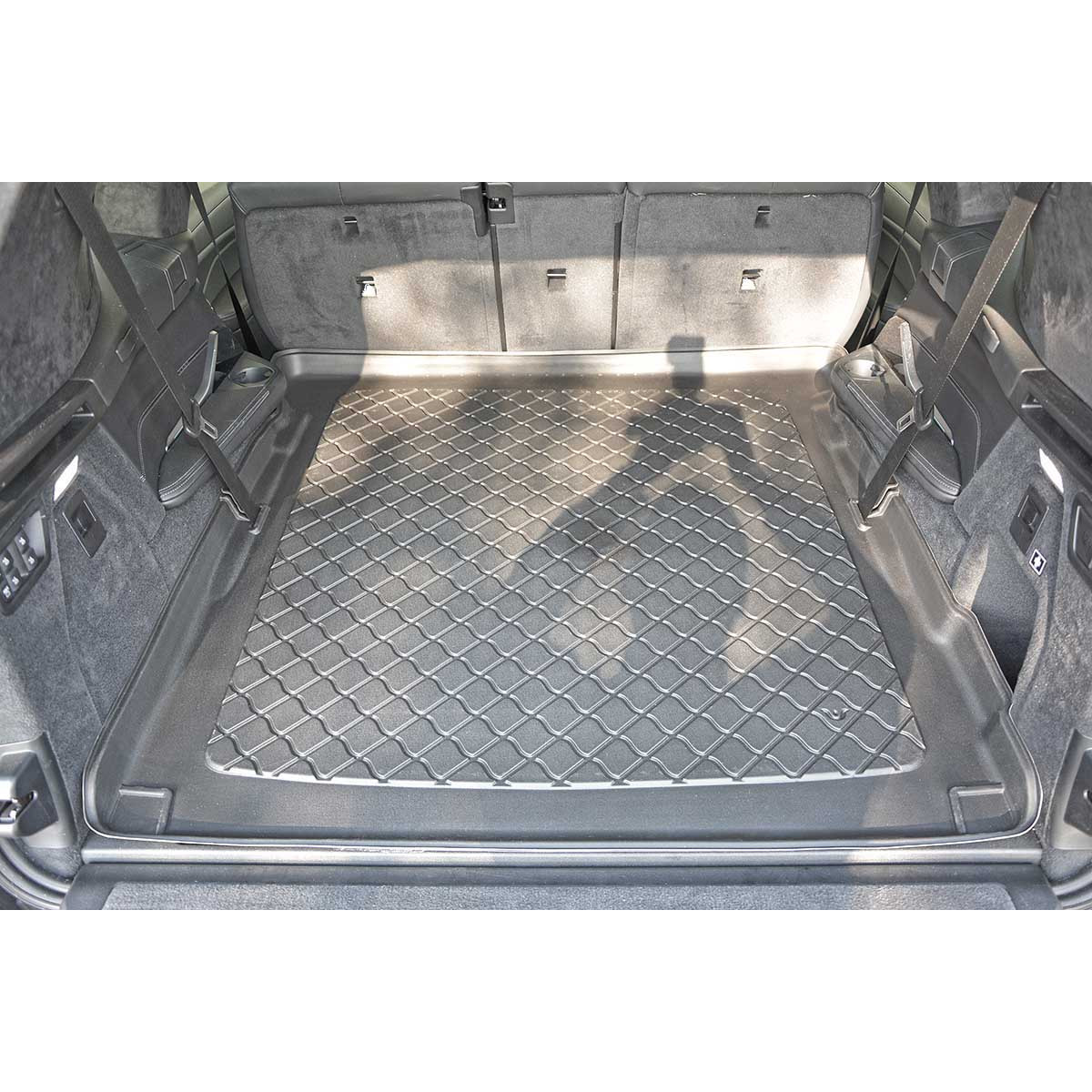 Pagasiruumi vaip BMW X7 (G07) alates 2019a. (7 kohaline / 3rd row lowered) Pagasiruumi vaip BMW X7 (G07) alates 2019a. (7 kohaline / 3rd row lowered)