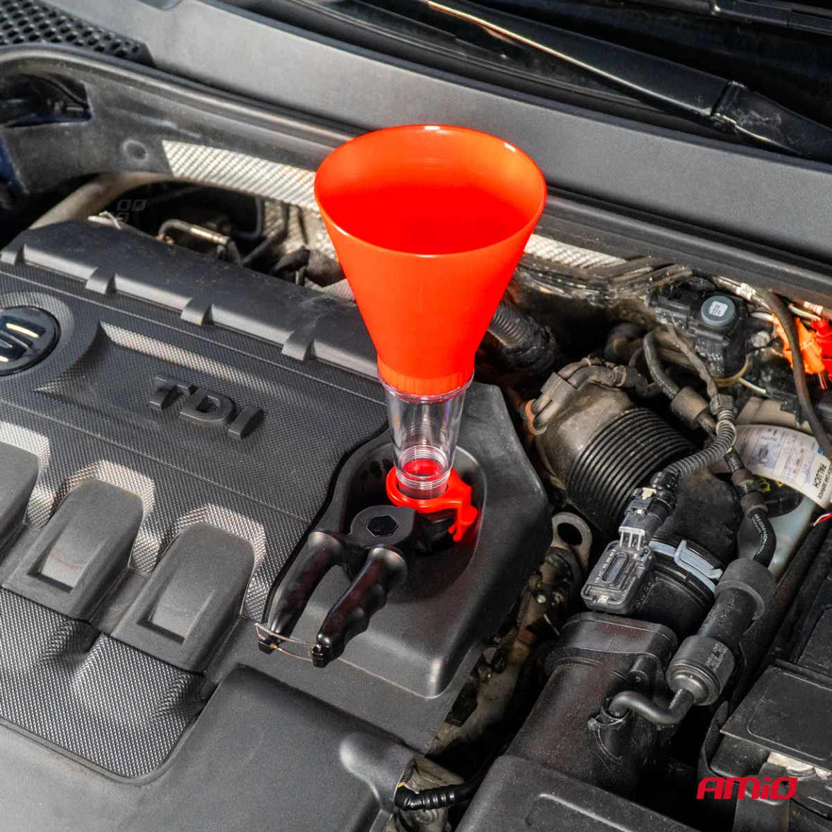 Mootoriõli lehter hoidikuga 125 mm AMIO-03278